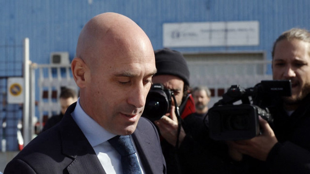 Les membres des médias entourent l'ancien président de la Fédération espagnole de football, Luis Rubiales, le 14 février 2025, dernier jour de son procès pour agression sexuelle.