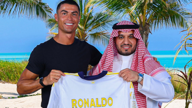 LE footballeur portugais Cristiano Ronaldo officialisant la prolongation de son contrat dans le club saoudien d'al-Nassr jusqu'en 2027, le 26 juin 2025.