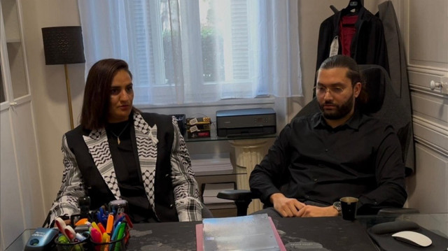 La militainte pro-palestinienne Amira Zaiter accompagnée de son avocat.
