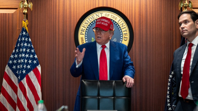 Dans ce document fourni par la Maison Blanche, le président américain Donald Trump se tient à côté du secrétaire d'État Marco Rubio dans la salle de crise alors qu'ils surveillent la mission qui a détruit trois sites d'enrichissement nucléaire iraniens, à la Maison Blanche le 21 juin 2025 à Washington, DC.