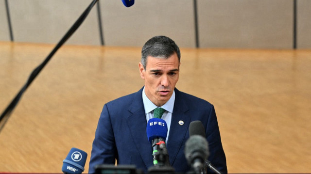 Le Premier ministre espagnol Pedro Sanchez s'adresse à la presse à son arrivée au Conseil européen à Bruxelles le 26 juin 2025. Les dirigeants de l'UE se réunissent du 26 au 27 juin pour discuter des défis géoéconomiques et de l'évolution de la situation en Ukraine et au Moyen-Orient.