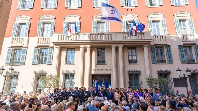 LE maire de Nice, Christian Estrosi, prononçant un discours devant la mairie de Nice.