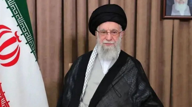 خامنہ ای نے امریکہ کے رویے پر بھی شدید تنقید کرتے ہوئے کہا کہ ایران کبھی ہتھیار نہیں ڈالے گا۔