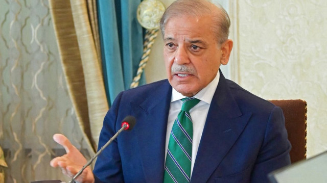 Sur cette photo prise et diffusée par le bureau du Premier ministre pakistanais le 24 avril 2025, le Premier ministre pakistanais Shehbaz Sharif préside une réunion de sécurité de haut niveau avec les chefs des forces pakistanaises et d'autres représentants du gouvernement à la Maison du Premier ministre à Islamabad.