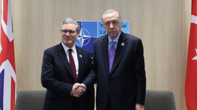 Cette photo prise par le service de presse de la présidence turque le 25 juin 2025 montre le Premier ministre britannique Keir Starmer (G) serrant la main du président turc Recep Tayyip Erdogan lors de leur rencontre en marge du sommet de l'Organisation du traité de l'Atlantique nord (OTAN) à La Haye.