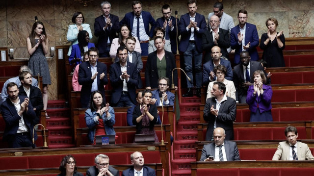 La présidente du groupe parlementaire La France Insoumise - Nouveau Front Populaire, Mathilde Panot (C), et d'autres membres du groupe parlementaire LFI se préparent à quitter leur siège au milieu de la séance des questions au gouvernement à l'Assemblée nationale, la chambre basse du Parlement français, à Paris, le 11 juin 2025.