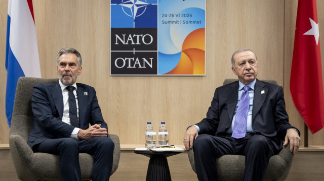 Le Premier ministre néerlandais Dick Schoof (G) rencontre le président turc Recep Tayyip Erdogan en marge du sommet de l'Organisation du traité de l'Atlantique Nord (OTAN) à La Haye, le 25 juin 2025.