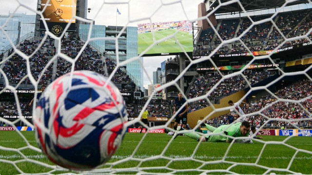 Le défenseur italien de l'Inter Milan, Alessandro Bastoni, tire et inscrit le deuxième but de son équipe lors du match du groupe E de la Coupe du monde des clubs 2025 entre l'Inter Milan (Italie) et River Plate (Argentine), au stade Lumen Field de Seattle, le 23 juin 2025.