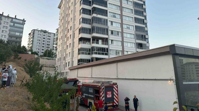 Başkentte 11 katlı binada yangın paniği: Yaralılar var | Ankara Haberleri