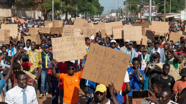 Des partisans du Bloc Républicain pour la Défense de la Constitution (BRDC) tiennent des pancartes lors d'une manifestation contre un troisième mandat du président centrafricain Faustin Archange Touadéra à Bangui le 4 avril 2025.