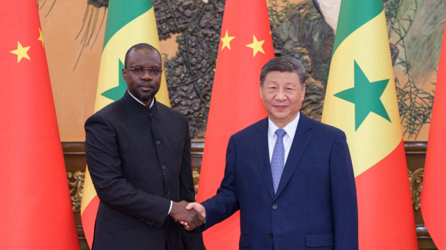 Le Premier ministre sénégalais Ousmane Sonko et le président chinois Xi Jinping, le 27 juin 2025, à Pékin.