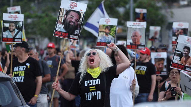 Des manifestants bloquent la circulation lors d'une manifestation anti-gouvernementale appelant à une action pour assurer la libération des otages israéliens détenus depuis les attaques du 7 octobre 2023 par des militants palestiniens, à Tel Aviv le 26 juin 2025, dans le cadre de la guerre en cours avec le mouvement militant palestinien Hamas.