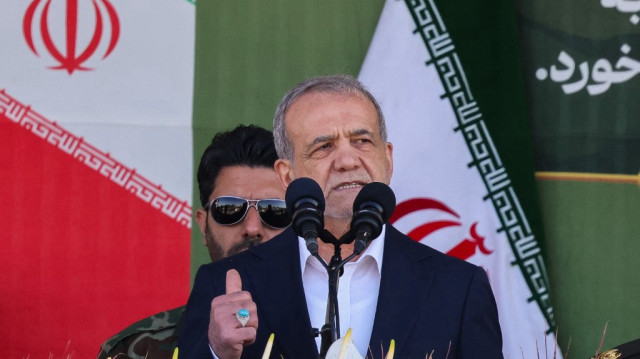 Le président iranien Masoud Pezeshkian s'exprime lors d'une cérémonie marquant la journée annuelle de l'armée à Téhéran, le 18 avril 2025.