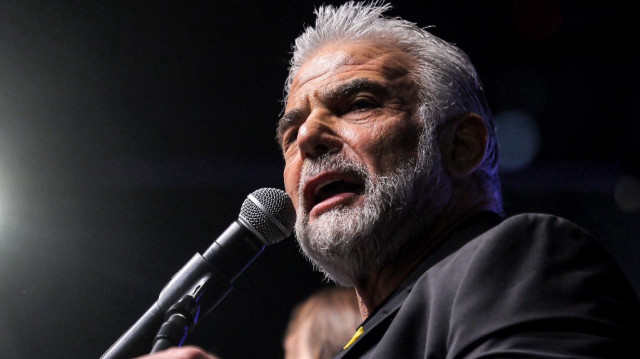 Le leader de l'opposition israélienne et membre du parlement (Knesset) Yair Lapid s'exprime lors d'une manifestation anti-gouvernementale appelant à une action pour obtenir la libération des otages israéliens détenus depuis les attaques du 7 octobre par des militants palestiniens dans la bande de Gaza.