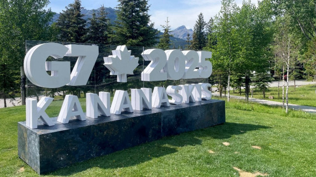 Un emblème marquant du logo du G7 2025 est visible sur la pelouse devant le centre médias de Banff, en prévision du sommet du Groupe des Sept (G7) à Kananaskis, Alberta, Canada, le 16 juin 2025.