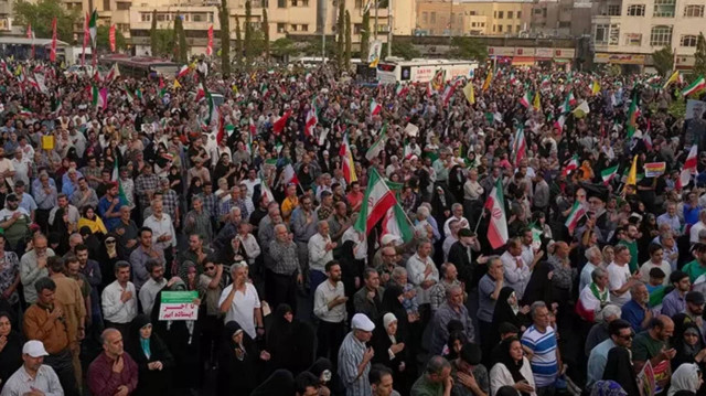 İran’ın birçok kentinde İsrail saldırılarında hayatını kaybedenler için cenaze törenleri düzenlendi. Tahran İslami Tebliğ Koordinasyon Konseyinden yapılan açıklamada, aralarında 4 çocuk, 4 kadın, nükleer bilim insanları ve komutanların olduğu hayatını kaybeden 60 kişi için yarın Tahran'da cenaze merasimi düzenleneceği duyuruldu.