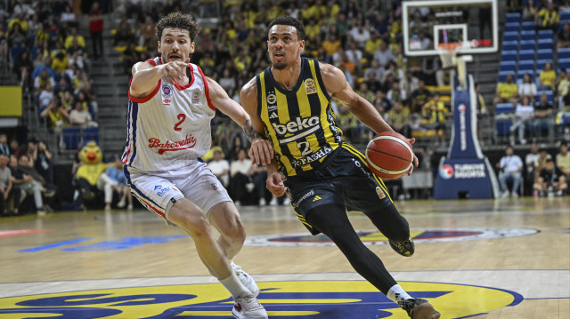 Türkiye Sigorta Basketbol Süper Ligi play-off yarı finalinde Fenerbahçe Beko ile Bahçeşehir Koleji takımları Ülker Spor ve Etkinlik Salonu'nda karşılaştı. Bir pozisyonda Fenerbahçe Beko oyuncusu Wade Baldwin (2) ile Bahçeşehir Koleji oyuncusu Şehmus Hazer (2) mücadele etti.

