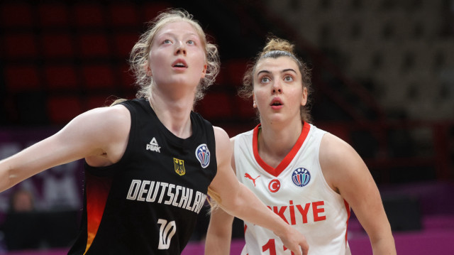 A Milli Kadın Basketbol Takımı, 2025 FIBA Avrupa Şampiyonası 5-8'incilik klasman maçında Almanya ile Yunanistan'ın Pire kentinde bulunan Barış ve Dostluk Salonu'ndaki karşılaştı. Bir pozisyonda A Milli takımından Elif Bayram (sağda) rakibi Frieda Buhner ile mücadele etti.


