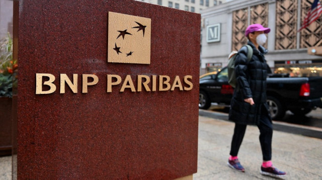 Des passants marchent devant BNP Paribas, le 13 octobre 2020 à New York.