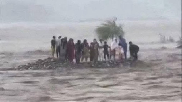 Les pluies de mousson provoquent des inondations meurtrières dans le nord-ouest du Pakistan.