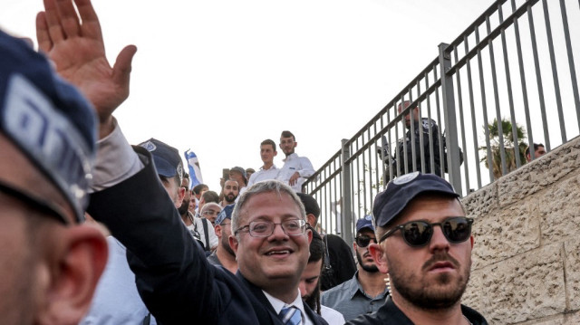 Des policiers israéliens entourent le ministre israélien de la sécurité nationale et politicien d'extrême droite Itamar Ben-Gvir alors qu'il arrive devant la porte de Damas de la vieille ville fortifiée de Jérusalem, le 26 mai 2025, lors d'une marche au drapeau pour la Journée de Jérusalem, qui commémore la prise par l'armée israélienne, en 1967, du secteur oriental de la ville pendant la guerre israélo-arabe.