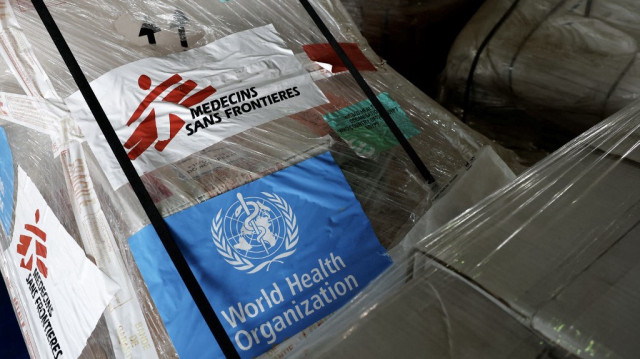 Le logo de MSF (Médecins sans frontières) et celui de l'Organisation mondiale de la santé (OMS) sont visibles sur des fournitures humanitaires pour Gaza stockées dans les entrepôts du Croissant-Rouge égyptien, dans la ville frontalière égyptienne d'El-Arish, le 8 avril 2025.