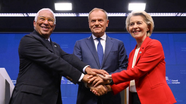 Le président du Conseil européen Antonio Costa (gauche), le Premier ministre polonais Donald Tusk (centre) et la présidente de la Commission européenne Ursula von der Leyen au Conseil européen à Bruxelles, le 26 juin 2025.