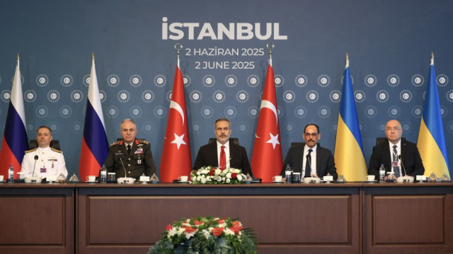 Les membres de la délégation turque, (à partir de la deuxième place à gauche) le chef de l'état-major turc, le général Metin Gürak, le ministre turc des Affaires étrangères, Hakan Fidan, le chef des services de renseignement turcs, Ibrahim Kalin, et l'ambassadeur turc de Russie, Mehmet Samsar, assistent à la deuxième réunion avec les délégations de Russie et d'Ukraine au palais de Ciragan, à Istanbul, le 2 juin 2025. Les délégations ukrainienne et russe ont entamé une deuxième série de pourparlers de paix à Istanbul, où elles devraient échanger des plans sur la façon dont elles veulent mettre fin à la guerre qui dure depuis trois ans.