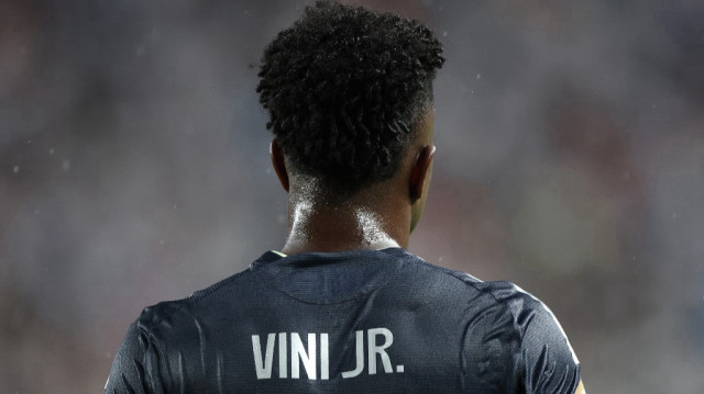 Vinicius Junior observe le jeu lors du match du groupe H de la Coupe du monde des clubs 2025 entre le FC Red Bull Salzbourg et le Real Madrid CF, disputé au Lincoln Financial Field le 26 juin 2025 à Philadelphie, Pennsylvanie.