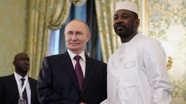 Le président russe Vladimir Poutine et le chef de la junte malienne Assimi Goita se serrent la main lors d'une réunion au Kremlin, à Moscou, le 23 juin 2025.