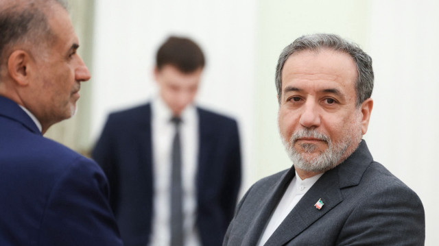 Sur cette photo de famille diffusée par l'agence d'État russe Sputnik, le ministre iranien des affaires étrangères, Abbas Araghchi, est photographié avant une réunion avec le président russe au Kremlin, à Moscou, le 23 juin 2025.