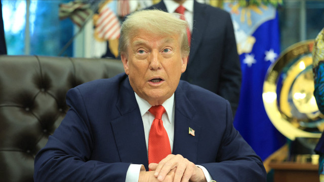 Le président des États-Unis Donald Trump prononce un discours lors de sa rencontre avec le ministre des Affaires étrangères et de la Coopération du Rwanda Olivier Nduhungirehe et la ministre des Affaires étrangères de la République démocratique du Congo Thérèse Kayikwamba Wagner dans le bureau ovale de la Maison-Blanche le 27 juin 2025. La rencontre a eu lieu alors qu'un accord de paix négocié par la Maison Blanche, qui espère mettre fin à un conflit dans l'est de la République démocratique du Congo, a été signé par des représentants des deux nations africaines.