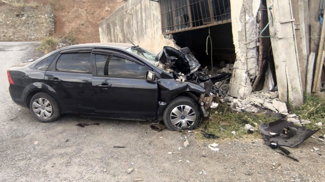 İkisi ağır dört yaralı Bitlis Devlet Hastanesi'ne kaldırıldı.