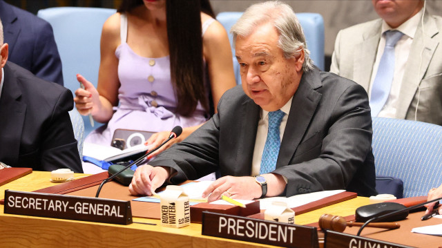 António Guterres, secrétaire général de l'ONU, s'exprime lors d'une réunion du Conseil de sécurité des Nations unies sur les menaces à la paix et à la sécurité internationales au siège des Nations unies le 22 juin 2025 à New York. Le Conseil de sécurité a tenu une réunion un jour après que le président américain Donald Trump a annoncé que les États-Unis avaient bombardé des sites nucléaires en Iran, rejoignant ainsi Israël dans le bombardement du pays. La réunion a été demandée par l'Iran et intervient alors que la Russie, la Chine et le Pakistan ont proposé que l'organe de 15 membres adopte une résolution appelant à un cessez-le-feu immédiat et inconditionnel au Moyen-Orient.