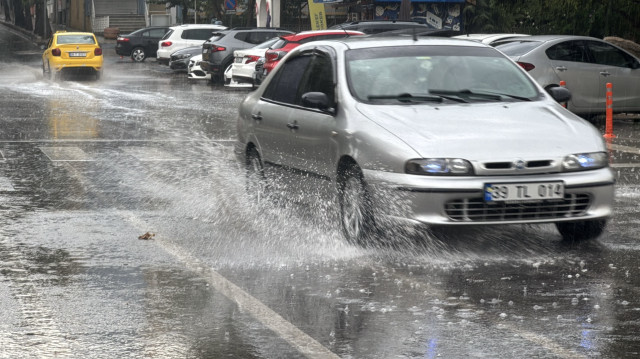 Cadde ve sokaklarda su birikintileri oluştu.