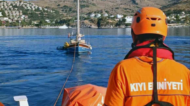 Bodrum'da arızalanan ve içinde 2 kişi bulunan tekne KIYEM ekiplerince kurtarıldı