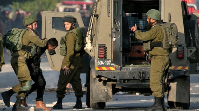 بينهم صحفي.. الاحتلال الإسرائيلي يعتقل 27 فلسطينيا بالضفة