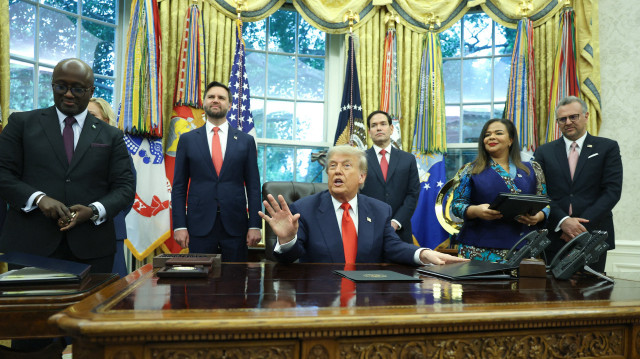Le président américain Donald Trump s'adresse à la correspondante de la Maison Blanche, Hariana Veras (2e à gauche), lors d'une réunion avec la ministre des Affaires étrangères de la République démocratique du Congo, Thérèse Kayikwamba Wagner (à droite), et le ministre des Affaires étrangères du Rwanda, Olivier Nduhungirehe (à gauche), dans le bureau ovale de la Maison Blanche à Washington, DC, le 27 juin 2025. Participent également à la réunion, de gauche à droite, le vice-président américain JD Vance et le secrétaire d'État américain Marco Rubio.