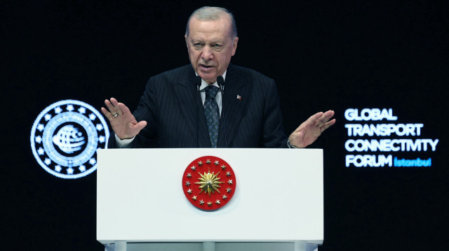 Le président turc Recep Tayyip Erdogan a déclaré, vendredi, que la Türkiye entend transformer ses opportunités géopolitiques en un avantage économique global grâce au projet de la Route du Développement, qui bénéficiera à l'ensemble de la région. Cette déclaration a été faite lors de son discours au Forum mondial sur la connectivité des transports, organisé à Istanbul. Selon lui, le fret arrivant au port irakien d'Al-Faw devrait rejoindre l'Europe via la Türkiye grâce à ce projet stratégique. "Avec une projection sur dix ans, la Route du Développement devrait générer plus de 50 milliards de dollars d'impact en production et créer en moyenne 63 000 emplois par an", a-t-il précisé.