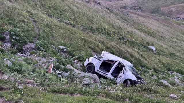 Yaralılar, ambulansla Göle Devlet Hastanesi'ne kaldırıldı.