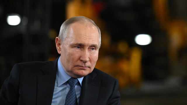 Le président russe Vladimir Poutine rencontre des ouvriers lors de sa visite de l'usine Tulazheldormash, première entreprise russe de construction de machines, à Toula, le 4 avril 2023.