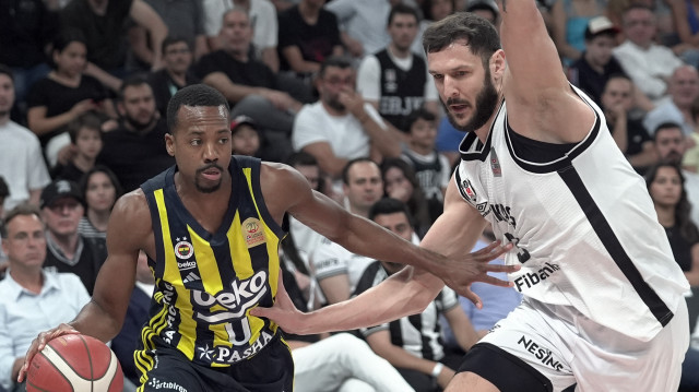 Türkiye Sigorta Basktebol Süper Ligi play-off final serisi dördüncü maçında Beşiktaş Fibabanka ile Fenerbahçe Beko, Basketbol Gelişim Merkezi'nde karşılaştı. Bir pozisyonda Beşiktaş Fibabanka oyuncusu Uros Plavsic (sağda) ile Fenerbahçe Beko oyuncusu Errick Mccollum (0) mücadele etti.