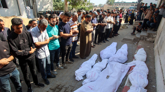 Des Palestiniens en deuil prient devant les corps des personnes tuées lors des frappes israéliennes de la nuit, à l'hôpital Al-Shifa dans la ville de Gaza, le 26 juin 2025, dans le cadre du conflit entre Israël et le groupe militant palestinien du Hamas.