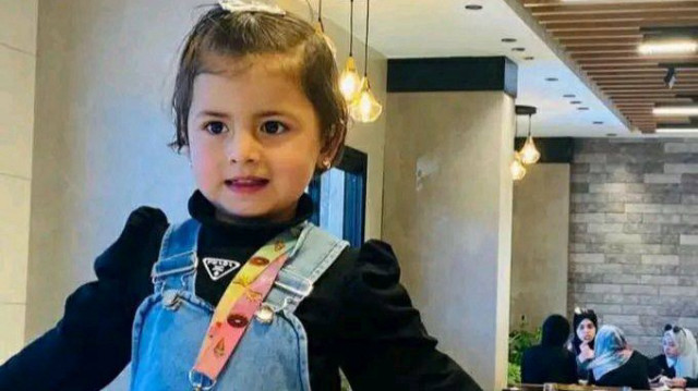 Девочка по имени Тала Сами Хусейн Аль-Наджар была убита оккупационными войсками в результате бомбардировки палатки ее семьи в Маваси.