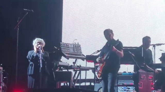Massive Attack, 26 Haziran'da Sırbistan'daki konseri de dahil olmak üzere sahne aldığı birçok kentte Filistin'e destek mesajı vermişti