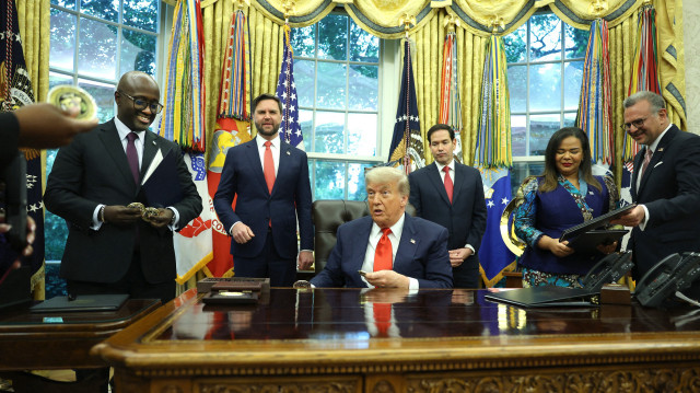 Le président des États-Unis Donald Trump prononce un discours lors de sa rencontre avec le ministre des Affaires étrangères et de la Coopération du Rwanda Olivier Nduhungirehe et la ministre des Affaires étrangères de la République démocratique du Congo Thérèse Kayikwamba Wagner dans le bureau ovale de la Maison-Blanche le 27 juin 2025. La rencontre a eu lieu alors qu'un accord de paix négocié par la Maison Blanche, qui espère mettre fin à un conflit dans l'est de la République démocratique du Congo, a été signé par des représentants des deux nations africaines. Les dirigeants ont également été rejoints par le vice-président américain JD Vance, le secrétaire d'État Marco Rubio et Massad Boulos, conseiller principal du président Trump.
