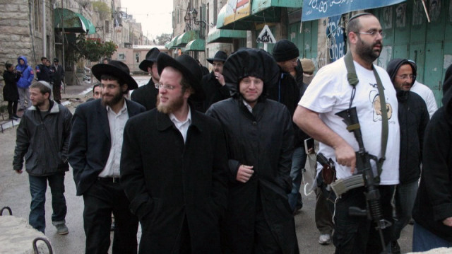 مستوطنون إسرائيليون يقتحمون تجمعًا فلسطينيا شرقي الضفة