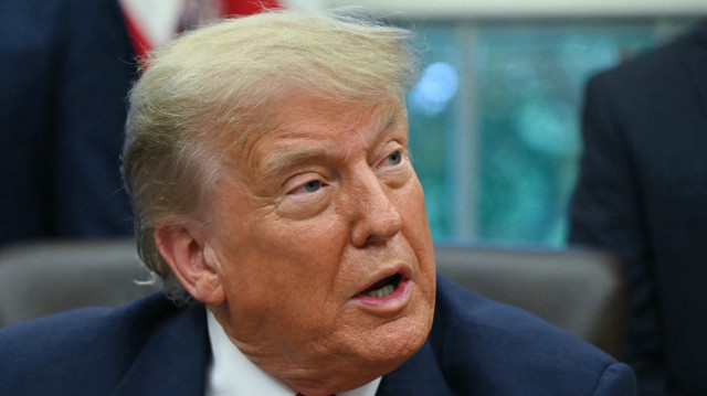 Le président américain Donald Trump s'exprime lors d'une réunion avec la ministre des Affaires étrangères de la République démocratique du Congo, Thérèse Kayikwamba Wagner, et le ministre rwandais des Affaires étrangères, Olivier Nduhungirehe (non représenté), dans le bureau ovale de la Maison Blanche à Washington, DC, le 27 juin 2025. Le Rwanda et la République démocratique du Congo ont signé vendredi à Washington un accord visant à mettre fin à un conflit dans l'est de la RDC qui a fait des milliers de morts. Trump a vanté les mérites de la diplomatie qui a conduit à cet accord et s'est publiquement plaint de ne pas avoir reçu le prix Nobel de la paix. Mais l'accord a également fait l'objet d'un examen minutieux en raison de son imprécision, notamment en ce qui concerne le volet économique, l'administration Trump étant désireuse de concurrencer la Chine et de profiter des abondantes richesses minérales de l'est de l'immense RDC, depuis longtemps en proie à des troubles.