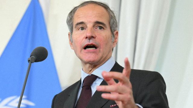 Le directeur général de l'Agence internationale de l'énergie atomique (AIEA), Rafael Grossi, fait une déclaration à son arrivée à la Chancellerie de Vienne pour une réunion de crise, le 25 juin 2025. Le directeur de l'Agence internationale de l'énergie atomique (AIEA), Rafael Grossi, a déclaré que l'Iran sera probablement en mesure de commencer à produire de l'uranium enrichi "dans quelques mois", malgré les dommages causés à plusieurs installations nucléaires par les attaques américaines et israéliennes, a rapporté CBS News samedi.