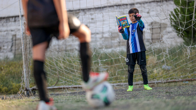 Kitap okumadan meşin yuvarlağa dokunmaları yasak.